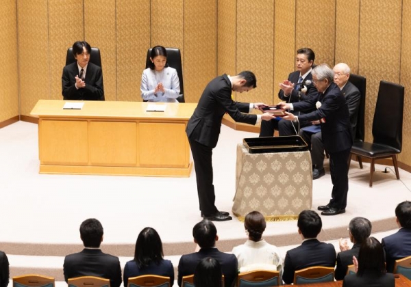 야가키 켄스케 교수가 제22회 일본 학술 진흥회상 및 일본 학사원 학술 장려상 시상식에 참석