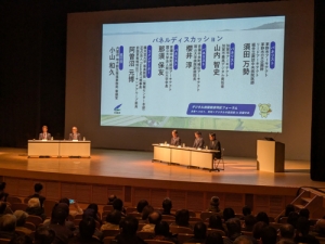 패널 토론에 나선 나스 학장, 사쿠라이 부병원장