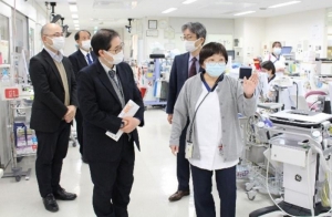ICU에서 의료 현장의 모습을 시찰하는 마츠오씨(왼쪽에서 세 번째)