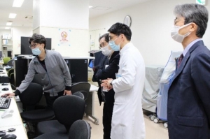 IVR 센터에서 동결요법 설명을 받는 마츠오씨(왼쪽에서 두 번째)
